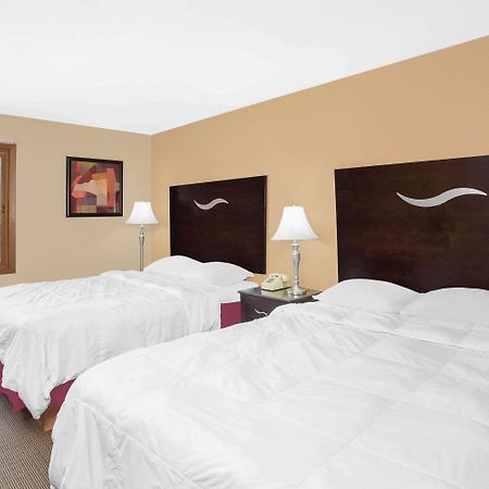Super 8 by Wyndham Sheboygan WI Motel Bagian luar foto