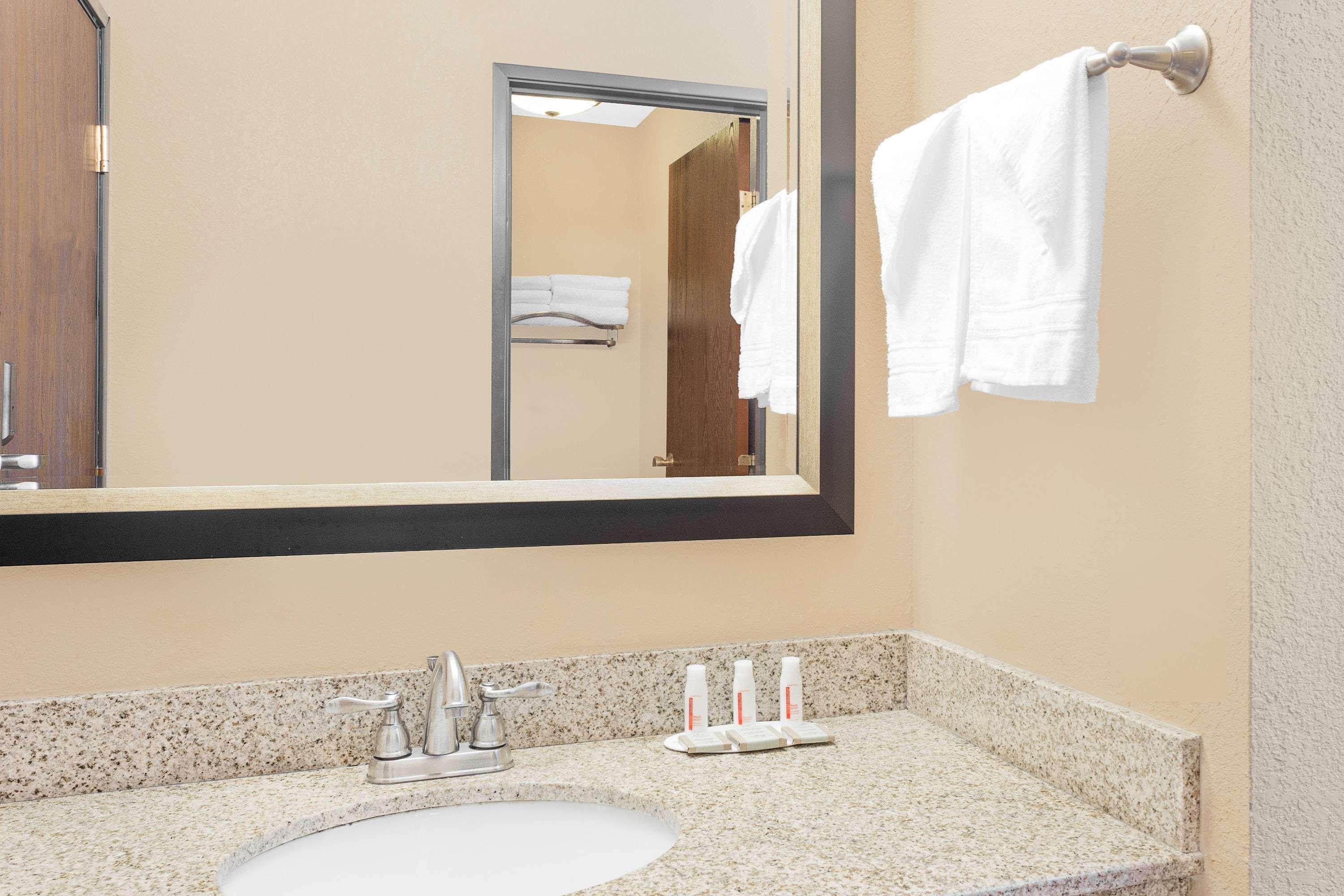 Super 8 by Wyndham Sheboygan WI Motel Bagian luar foto