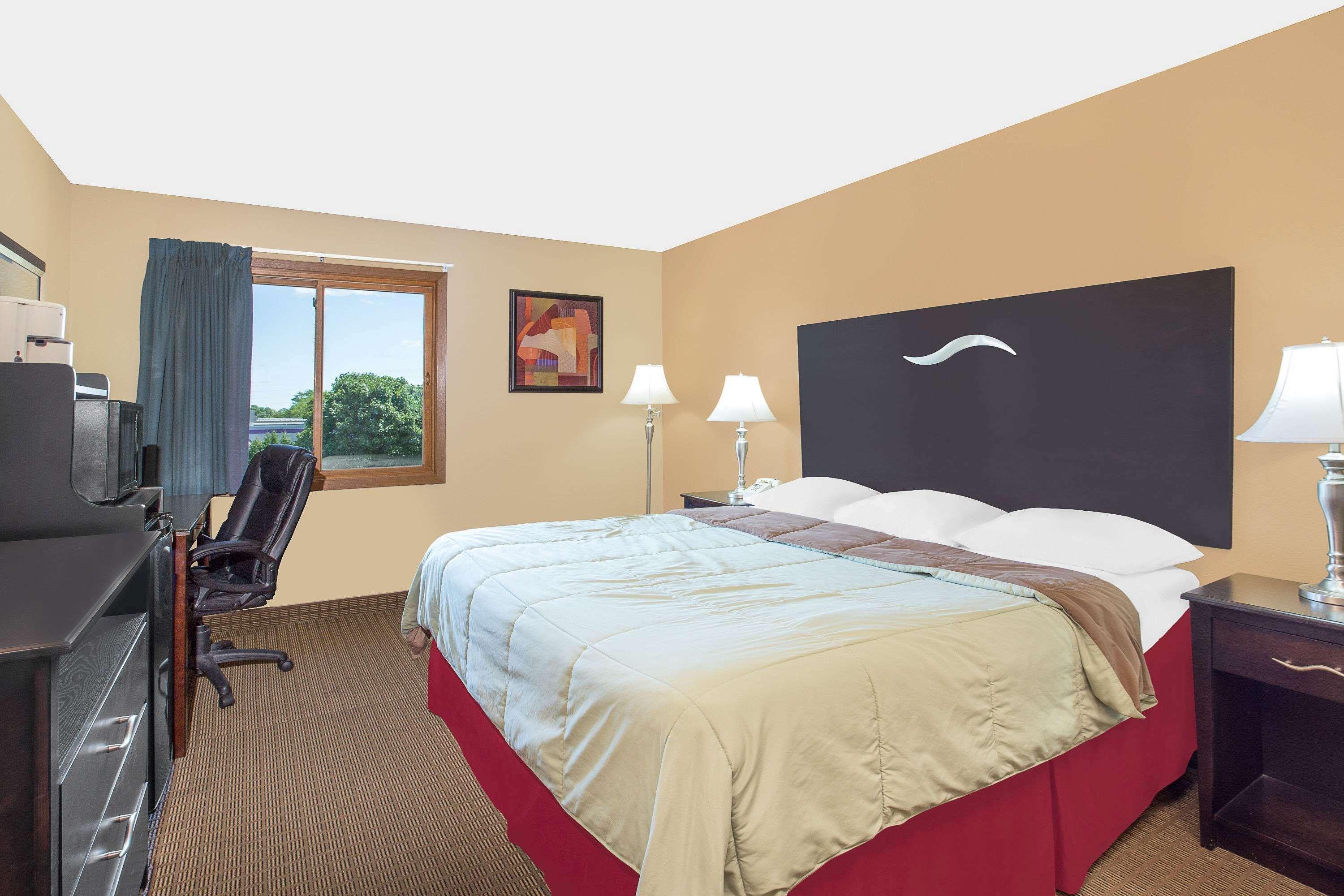 Super 8 by Wyndham Sheboygan WI Motel Bagian luar foto