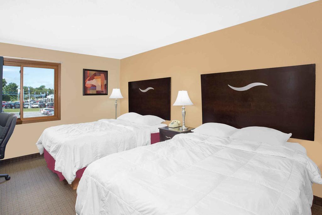 Super 8 by Wyndham Sheboygan WI Motel Bagian luar foto
