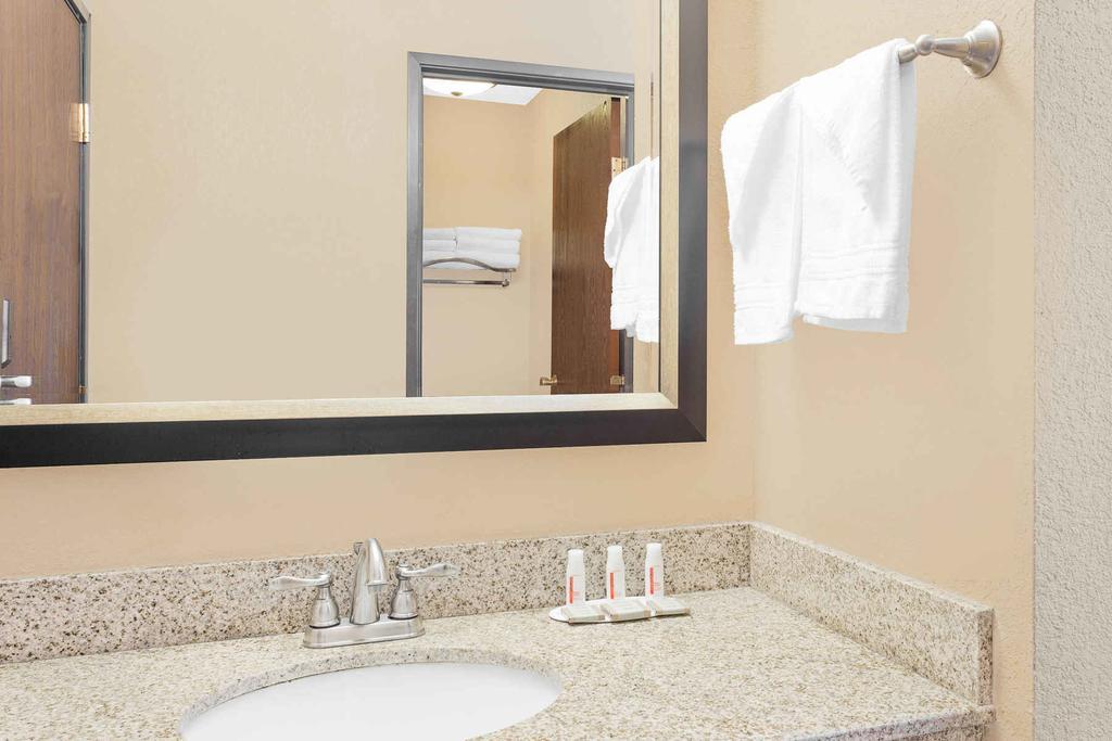 Super 8 by Wyndham Sheboygan WI Motel Bagian luar foto