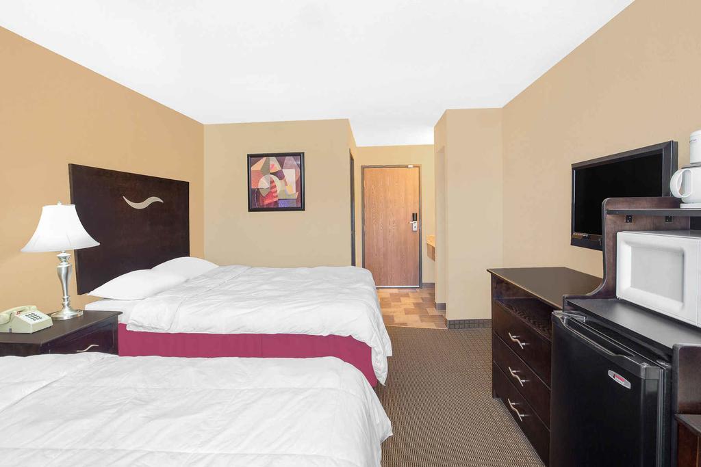 Super 8 by Wyndham Sheboygan WI Motel Bagian luar foto