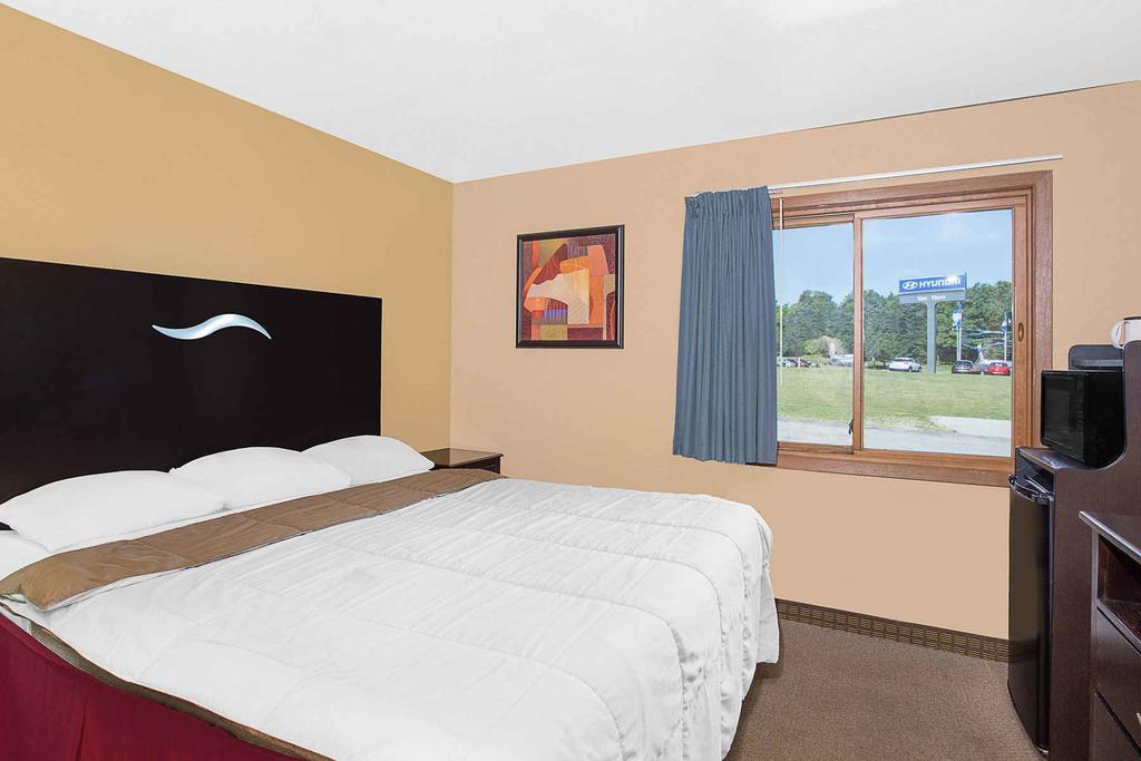 Super 8 by Wyndham Sheboygan WI Motel Bagian luar foto